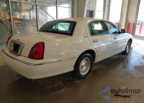 1999 Lincoln Town Car Executive из США, поврежденный, VIN 1LNHM81WXXY718705